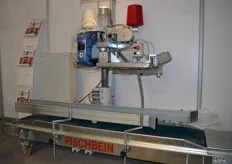 Fischbein is de leverancier voor naaimachines in de agrarische sector. Deze machine heeft een volautomatische invoer met etikettenapparaat.