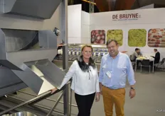 Koen De Bruyne en Valerie de Geest van De Bruyne NV poseren bij een carborundum schiller welke de grootste is in haar soort en gemakkelijk 6 tot 8 ton product verwerkt. De machine is in RVS uitgevoerd. De Bruyne is al jaren leverancier van verwerkingslijnen voor aardappel- en groente verwerking.