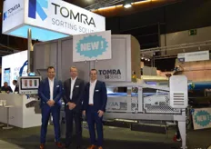 Sorteerspecialist TOMRA introduceerde haar nieuwe optische sorteerder. Jan van Wolfshaar, Steve Raskin en Bjorn Weyts poseren voor deze machine.
