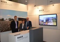Raes Construct bouwt 'sleutel op de deur' bewaarhallen voor de agrarische sector. Pieter Delouw en mevrouw en meneer Raes.