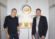 Jens Verstraete en Peter van Steenkiste bij de nieuwe verpakkingen van Warnez. Om de aardappelen in het aardappelschap voldoende op te laten vallen en onderscheidend te maken, werd deze keer gekozen voor een stazak. De reacties waren zeer positief.
