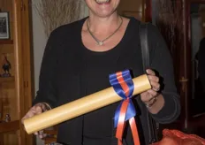 Burgemeester Marian van Kampen met De Koninklijke Oorkonde