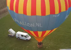 Tegelijkertijd ging een andere ballon de lucht in.