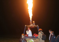 We landen in de schemering. Eer dat alles opgeruimd was, was het donker. Maar een ballonvaarder heeft altijd zijn eigen sfeerverlichting bij zich.