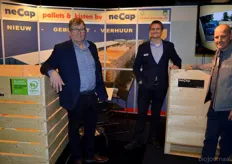 Martin en Piet Broers en Nico Blokker van Blokkerbloembollen. Martin en Piet produceren PEFC kisten, dit betekent dat ze gemaakt worden van verantwoord gekapt hout.