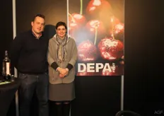 Peter Durlet en zijn vrouw Annick van Kersenboom-kwekerij DEPA hadden weer een heerlijke kersenlikeur meegenomen om te proeven