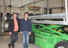 Dik van der Linden samen met Bart Streef van HB Techniek bij het nieuw ontwikkelde werkplatform van hen samen
