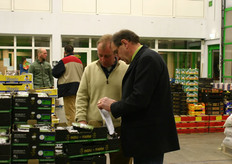 Tijdens de rondleiding gaf Bertus Korver uitleg over het assortiment van Vroegop-Windig.