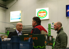 Links Danny Castricum, hoofd van de verkoopafdeling bij Vroegop-Windig, in gesprek met een tweetal detaillisten.