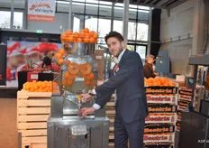 Gijs Diebels van Zumex perst met gemak een vers glaasje jus d'orange.