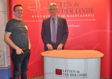 Peter Matthijssen van TopFresh op bezoek bij de stand van Wim de Bekker van Leyten & Van der Linde.