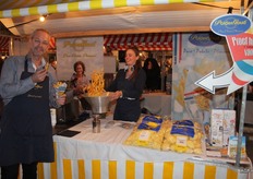 Vliegende friet bij Geert Klaessen en Moniek Wisse van Schaap Holland. Zij maakten er met hun verse voorgeneden en ter plekke afgebakken Poldergoud friet een feestje van, jaarrond leverbaar in een constante kwaliteit