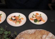 plaatje gemarineerde gamba met ingelegde bloemkool, cress en aioli