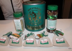 oude en nieuwe verpakkingen van Verstegen. op de nieuwste verpakkingen(r) staan de kruiden, streken en landen in heldere kleurenfoto's meegedrukt in het etiket