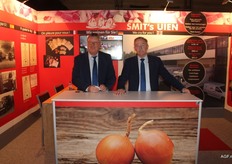 "Jan Smit en Cock Lassche van Smit's Uien waren voor het eerst op deze Food Expo om hun diversiteit aan verpakkingen te laten zien. "om te huilen toch!"
