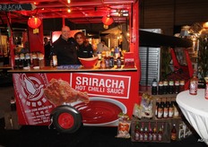 Heuschen en Schrouf, bekend van de tauge, was ook weer van de partij, dit keer met een heuse foodtruck. Raymond Vanhingel en Fatima Aitoufkir Said lieten de bezoekers de heerlijkste Aziatische hapjes proeven.