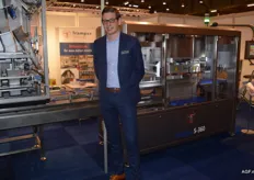 Rolf Sonneveld van Tramper Technology bij de topseal machine S360. Deze machine wordt gebruikt voor het verpakken van maaltijdsalades. De machine beschikt over een geïntegreerde aandruk en afvulunit.