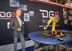 DGS maakt logistieke systemen. Paul Roland bij een eenarmige robot die gebruikt kan worden voor het in kratten plaatsen van bv schaaltjes.