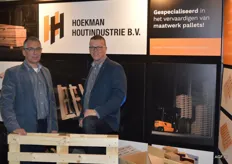 Robert Helder en Rien Brinkman van Hoekman Houtindustrie uit Rijssen hebben een topbeurs in Brabant.