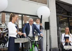 Sjraar Hoeijmakers, voorzitter Raad van Commissarissen Zon Holding, fietst voor een aspergesmoothie.