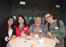 Vlnr: Fatima Allach, Yeny Tanuwidjaja, Franky van Hoyweghen, Mike Staessens van Carrefour Market Moorsel