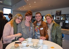 Vlnr: Michelle, Elies, Diether en Suzy van Van Eccelpoel schreven zich in bij loyaliteitsprogramma Joyn. Ze werden later op de avond een van de twee ondernemingen die een gratis jaarlidmaatschap van Joyn wonnen.