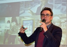 Wim Hamaekers van Haystack geeft college over de onbewuste consument en multisensoriële winkelervaring.