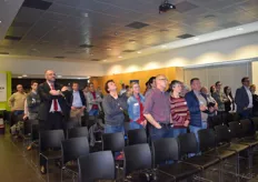 Interactief deelnemen aan de lezing van Wim Hamaekers van Haystack tijdens het Flandria Groentevakman Seminarie. De zaal zoekt tussen gekleurde figuren naar het rode hart.