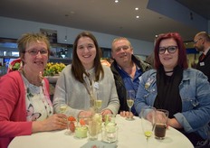 Vlnr Celine van Laecke en Sabine Delbaere van Spar Eke praten met collega’s Chris Verwimp en Lore Bovenmans van Spar Nijlen.