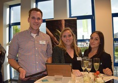 Ambassadeurs van Joyn leggen de voordelen van haar getrouwheidsprogramma uit aan de deelnemers van het Flandria Groentevakman Seminarie. Vlnr Jan de Hertog, Evelien Janssens en Lorena.
