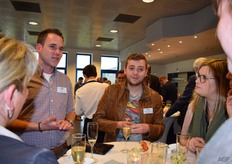 Joyn ambassadeur Jan de Hertog (l) maakt de twee winnaars van het gratis Joyn-abonnement voor handelaren blij. Van Eccelpoel delicatessen en Het seizoen Groenten en Fruit hadden zich die avond als Joyn-lid ingeschreven maar mogen nu een jaar lang gratis gebruik maken van het abonnement.