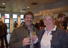 Vlnr Mario en Leen Joosen van Het seizoen Groenten en Fruit heffen het glas omdat zij een Joyn-abonnement wonnen.