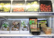 Groenten en fruit in een zwarte verpakking en daarna geseald in de stand van Sealpack.