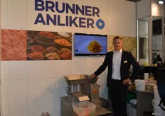 Rajko Bundalo van Brunner Anliker bij de Multicut snijmachine. Deze snijmachine heeft een capaciteit van 650 kilo/u en kan verschillende snits snijden. De Multicut wordt veel gebruikt in de grootkeuken en catering.