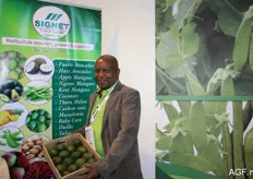 Isaac M. Muigou van Signet met avocado's. Ook dit Keniaanse bedrijf exporteert diverse exoten, waaronder de Hass avocado.