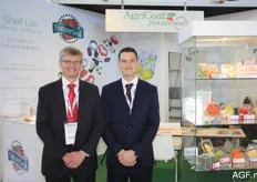 Simon Matthews van AgriCoat NatureSeal met zijn collega presenteerden weer verschillende verpakkingen om de houdbaarheid van AGF te verlengen.