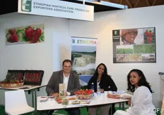 Ook Ethiopië was aanwezig met producten zoals de aardbei en bonen. Links Jan Michielsen van Fair Fruit uit België: een bedrijf dat telers in Afrika ondersteunt. In het midden Yusra Nurhussein en rechts Yemisrach Berhanu van de Ethiopische vereniging voor telers en exporteurs.