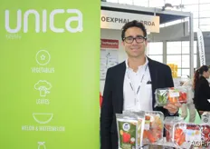 Diego Calderón van het Spaanse bedrijf Unica Fresh. Hij toont een verpakking met drie verschillende minigroenten. Het bedrijf is één van de grootste producenten van mini-komkommers.