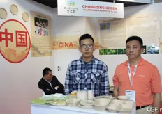 De heren van het bedrijf Chongqing Green met plantvezelverpakkingen.