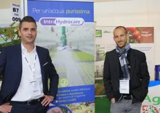Harm Vogels en zijn Italiaanse collega Stefano Uggeri presenteren Intra Hydrocare voor de tuinbouw. Intra Hydrocare is een reinigings- en desinfectie middel.