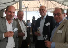 Edwin Noordermeer met de fruithandelaren Floor van Os, Joop Vernooij en Jan Timmermans