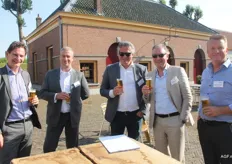 Het was de warmste dag van het jaar, dus een biertje ging er wel in bij Dirk Mulder (ING), Roland Gels (Levarht), Bart Leemans (Koppert Cress), Rob Banken (Banken Champignons) en Tom van Walsem (Limax).