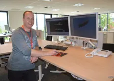 Martin Sijmons is product engineer en is blij met het 'sta' bureau.