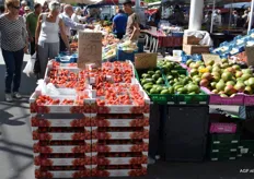 Grote kraam met groente en fruit op de hoek van de markt met veel aanloop. De aardbeien kosten 2,99 euro per bakje of 5,50 per twee.