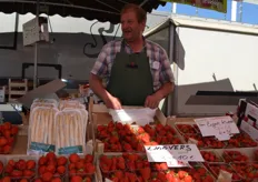 Herman Van Osselaer met teelt aardbeien in Melese. Klanten komen speciaal vanuit Antwerpen naar Melese voor de aardbeiententjes langs de weg, hij verkoopt ze sinds 3 jaar op de Antwerpse zaterdagmarkt, vertelt hij.