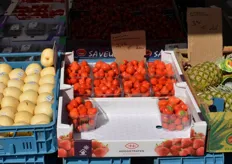 Aardbeien bij een grote groente- en fruitkraam. De aardbeien zijn van veiling Hoogstraten en kosten 3,50 per doos. Er zijn ook goedkopere aardbeien zonder herkomst te krijgen, een bakje voor 2 euro of twee bakjes voor 3,50 euro.