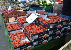 De aardbeien bij deze fruitkraam komen van BelOrta en kosten 5 euro per twee bakjes.