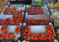 Twee dozen aardbeien van BelOrta kosten 5 euro bij deze fruitkraam.
