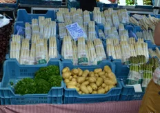 Deze asperges zijn verpakt onder BelOrta logo, 2 pakken kosten 10 euro (1 voor 5,50). De onverpakte asperges kosten 7,90 per kilo en er zijn ook groene asperges te krijgen (geen prijs).