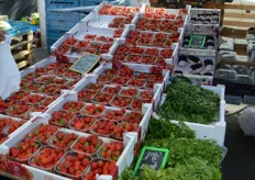Een grote groente- en fruitkraam met lage prijzen: aardbeien van Hoogstraten, 2 bakjes voor 5 euro